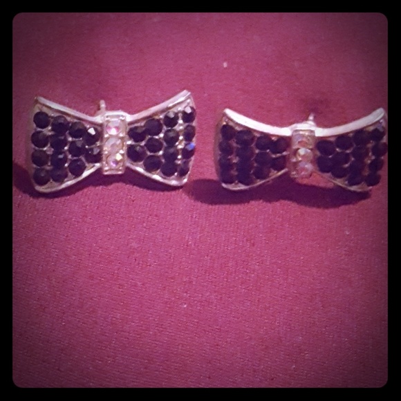 Earring - Picture 1 of 1